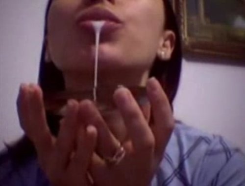 Chick spooning her cum out of her pussy and eating it-2