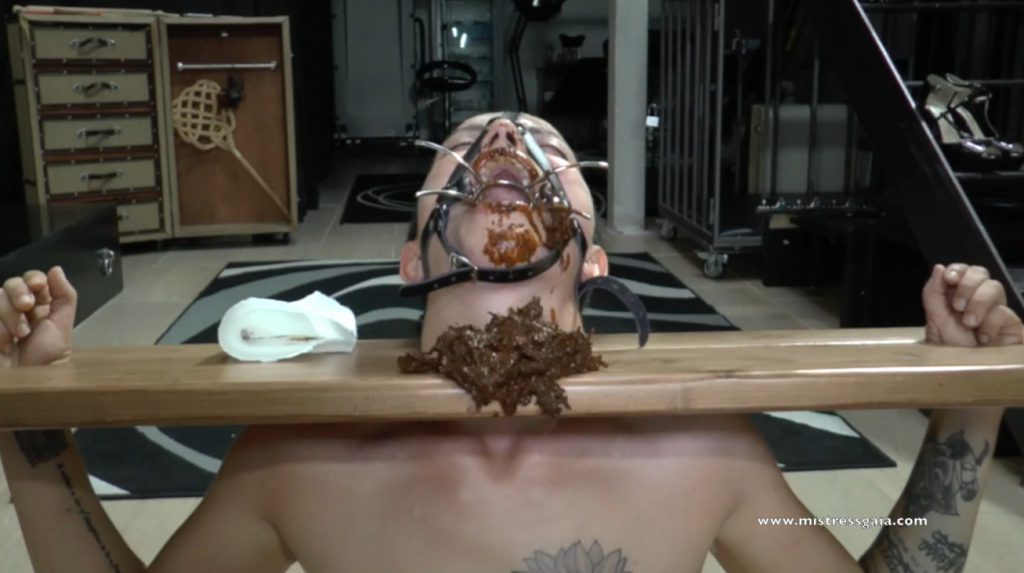 Mistress Gaia shitting in mouth slavegirl in bondage - 4