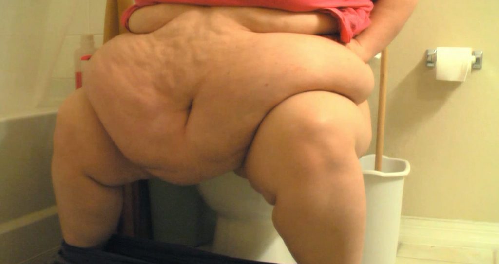 Tiffany Cushinberry takes a dump - 2