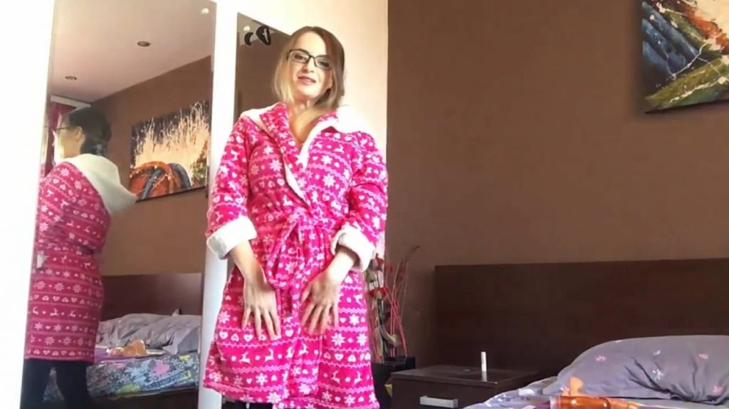 Mommy Is Fuking Her Asspussy For You - 1