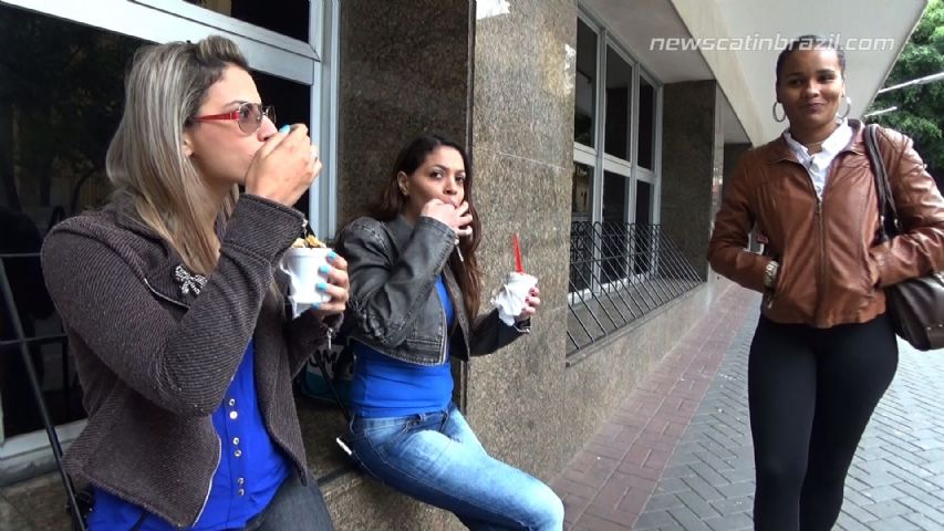NewMFX - Feeding Her Friends, To Shit on Me (Lisa Black, Mel and Carolynne) - 1