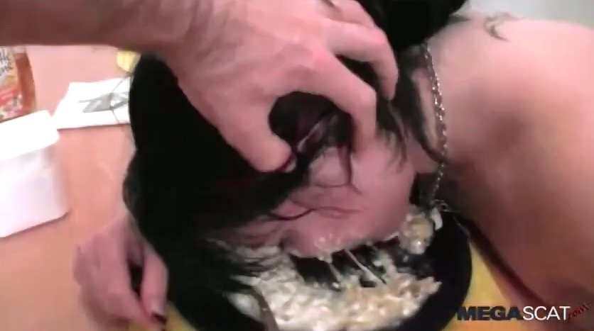 Jasmin eat banana with scat - 4