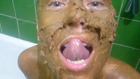 Brown wife - Totally covered in shit (FHD-1080p) Picture 2