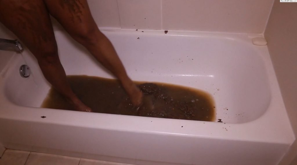 Amazing latina MILF smearing poop on her big tits and ass - Image 4