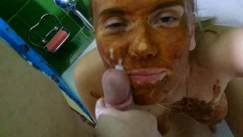 Brown wife - Smearing shit in a gas mask (Russians Scat, Extreme Porn, Cumshots) Picture 4