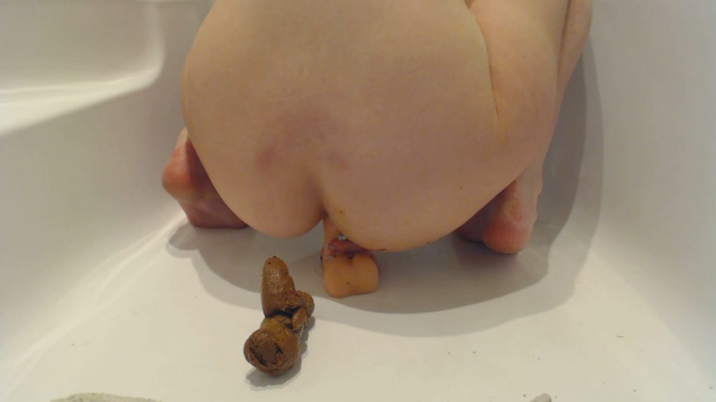 Poo and Pee in bath (Dirty Lena - Full HD 1080p) Image 2