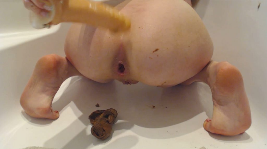 Poo and Pee in bath (Dirty Lena - Full HD 1080p) Image 3