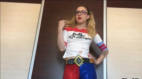 Harley Quinn poops her pants [Ella Gilbert] 959,21 Mb - FHD (Must Have)